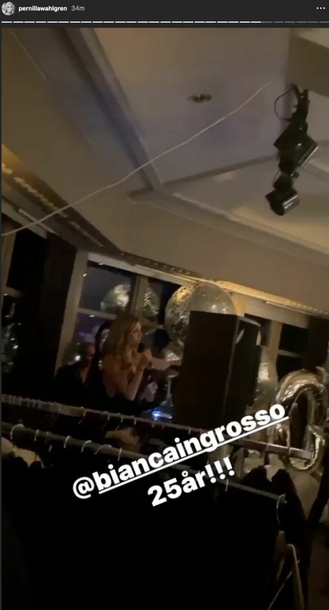 Bianca Ingrosso hälsar gästerna välkomna. Bianca Ingrossos 25-årsfest på Fåfängan i Stockholm.