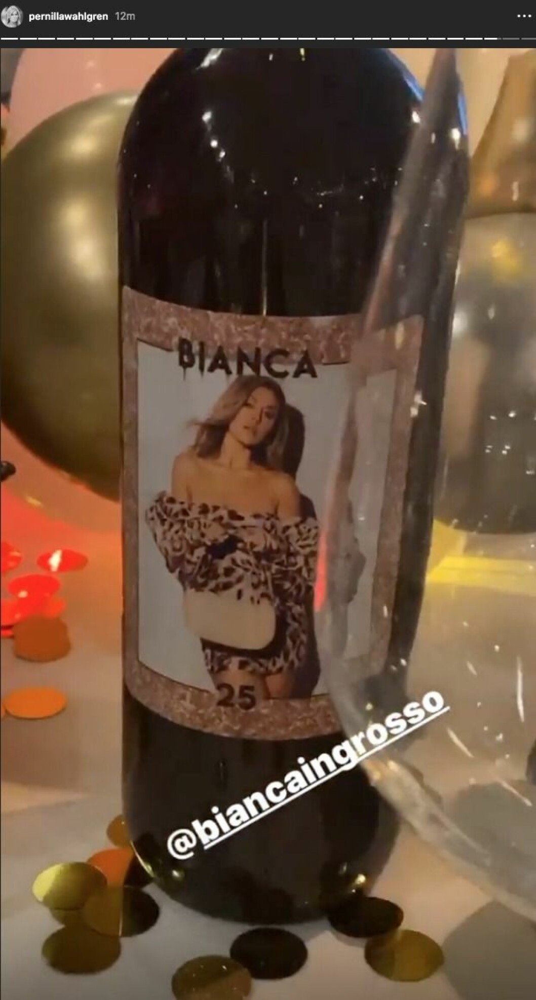 På borden står vinflaskor med Bianca Ingrossos på. Bianca Ingrossos 25-årsfest på Fåfängan i Stockholm.