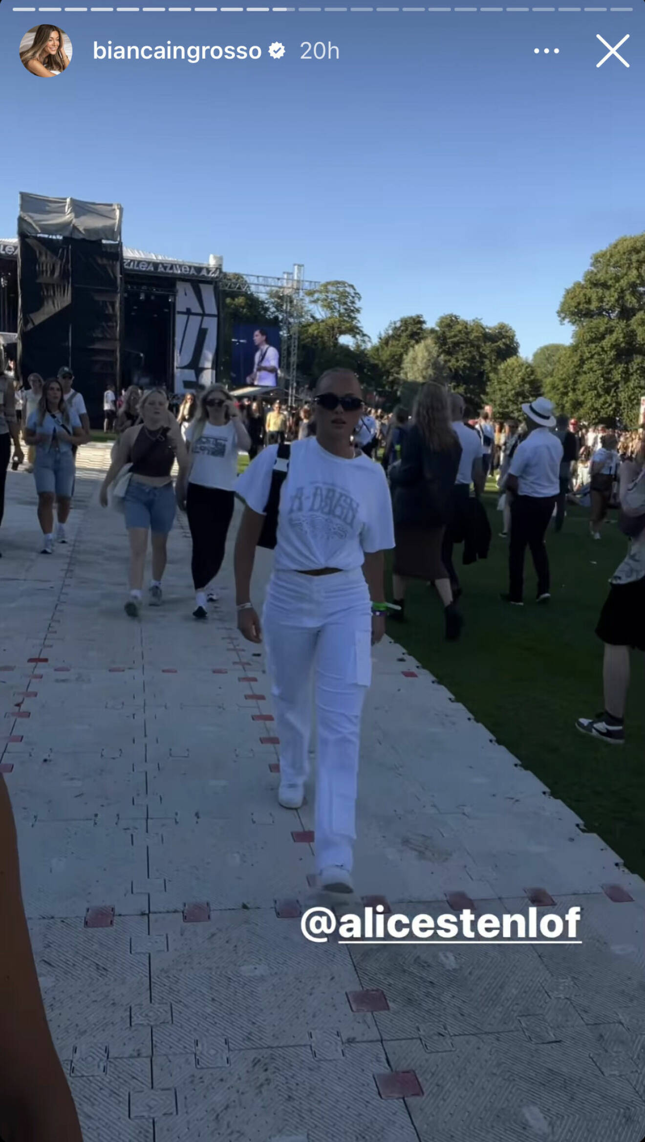 Bianca Ingrosso fångade Alice Stenlöf på bild inne på festivalområdet.