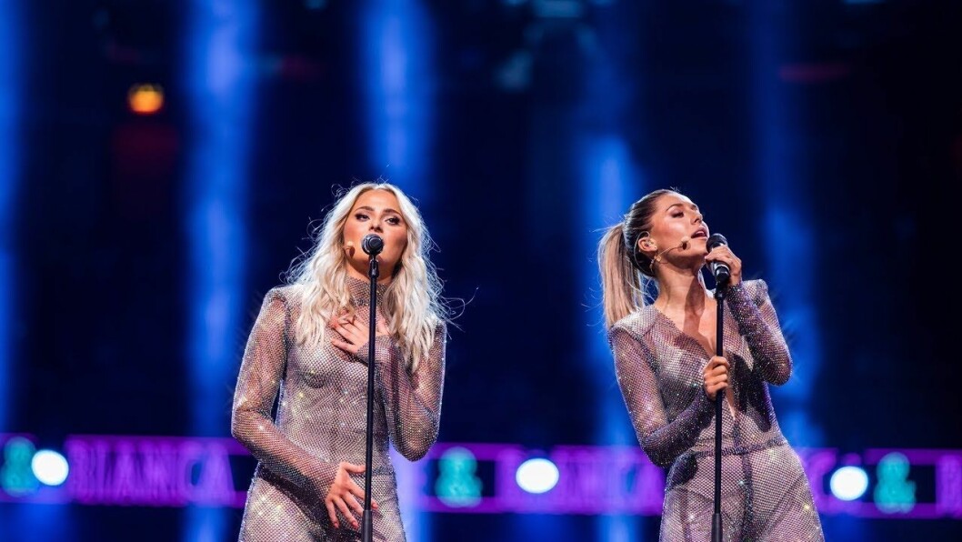 Här sjunger Bianca Ingrosso och Alice Stenlöf Kärleksvisan i Globen. Bianca Ingrosso och Alice Stenlöf sjunger Kärleksvisan i Globen