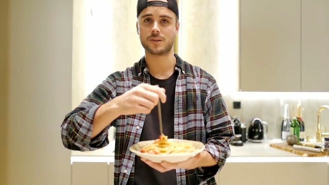 FOTO: Youtube Phillipe Cohen lagar pasta i sin första Youtube-video.