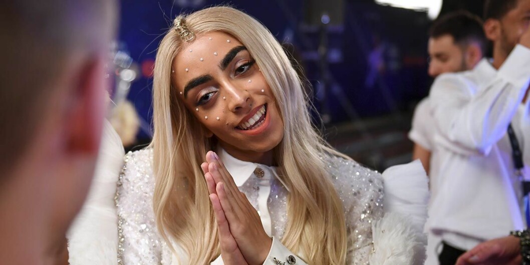 Bilal Hassani. Bilal Hassani i vit klänning