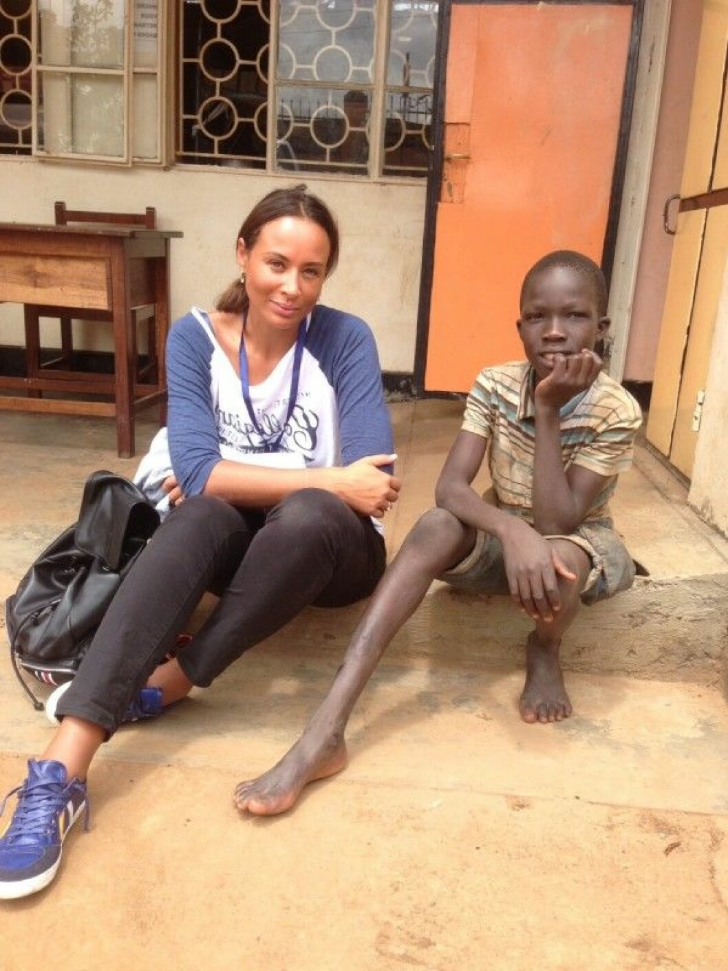 Lotta Gray på plats i Kampala tillsammans med ett gatubarn. Det är ett hårt liv för gatubarnen i Kampala