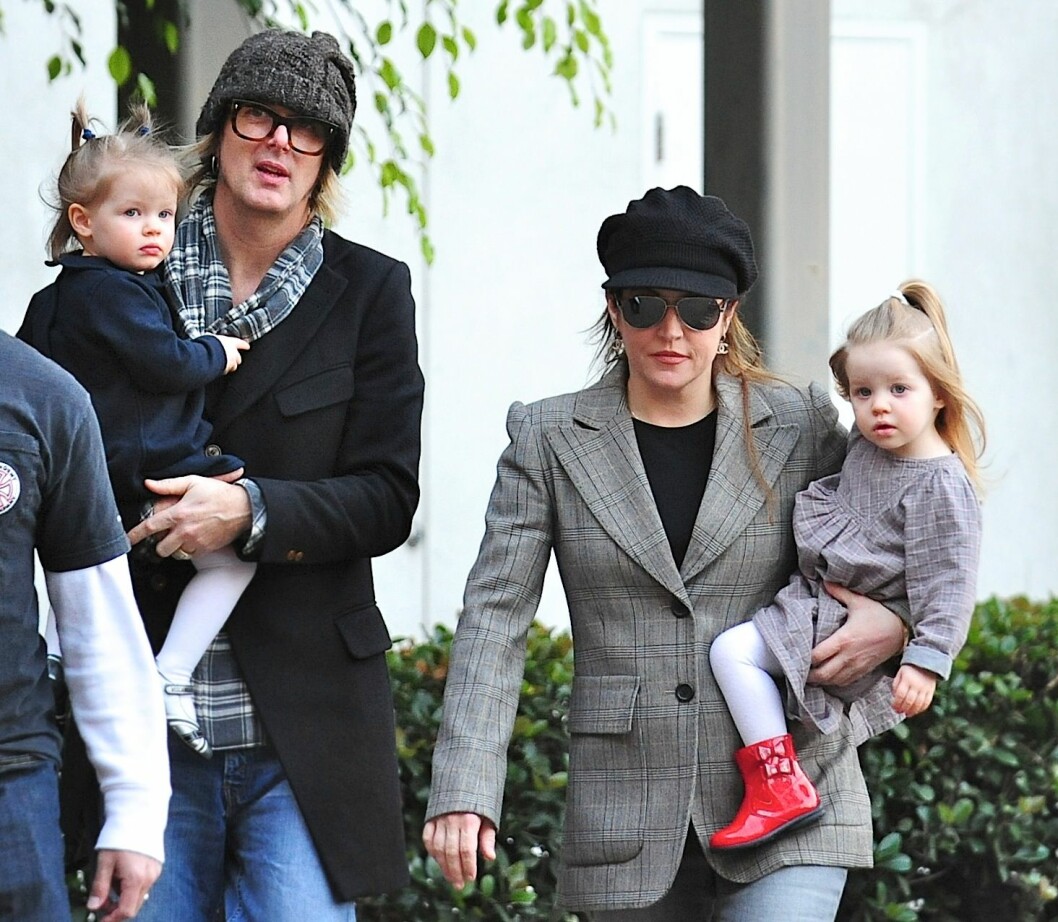 Lisa Marie och Michael har varit gifta i tio år. De har tillsammans tvillingdöttrarna Harper och Finley, här tre år. ©NATIONAL PHOTO GROUP Lisa Marie Presley arrives at LAX airport with her husband Michael Lockwood and their twin daughters Harper and Finley. Job: 010711P3 Non-Exclusive Jan. 7th, 2011 Los Angeles, CA nationalphotogroup.com / ALL OVER PRESS / ALL OVER PRESS *** Local Caption *** 4.05115373