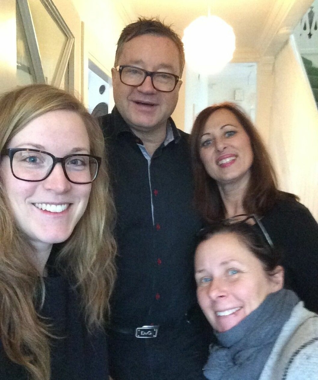 Lina Tidén Sundin och Malin Bondeson hälsar på hos Ulf och Ingalill. Foto: Hänt i