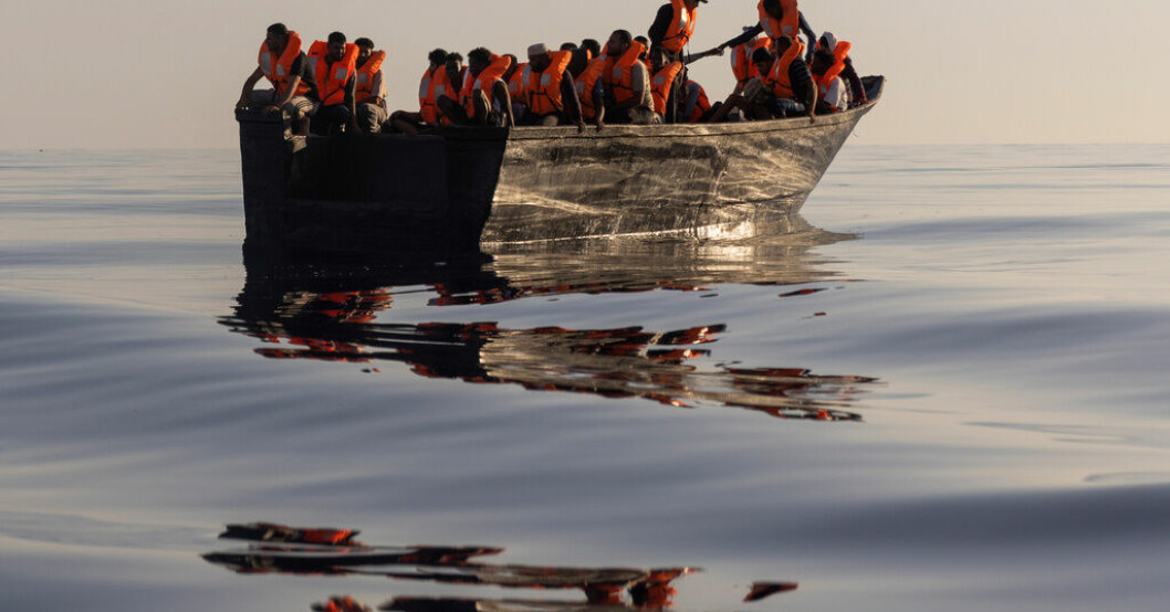 Bild från en tidigare räddningsinsats av migranter utanför Sicilien. Arkivbild. Flera befaras döda efter migrantolyckor