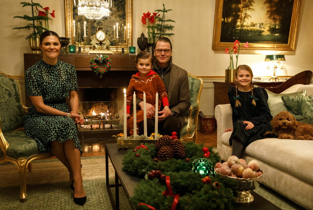 Bild från ett adventsfirande år 2020. Här myser familjen vid en brasa i ett av representationsvåningens 16 rum. Bild från ett adventsfirande år 2020. Här myser familjen vid en brasa i ett av representationsvåningens 16 rum.