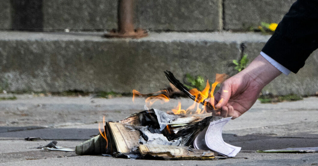 Bild från maj 2022, då den högerextrema politikern Rasmus Paludan brände en Koran i Västerås. Arkivbild. Jurist om korandomen: Helt korrekt bedömning