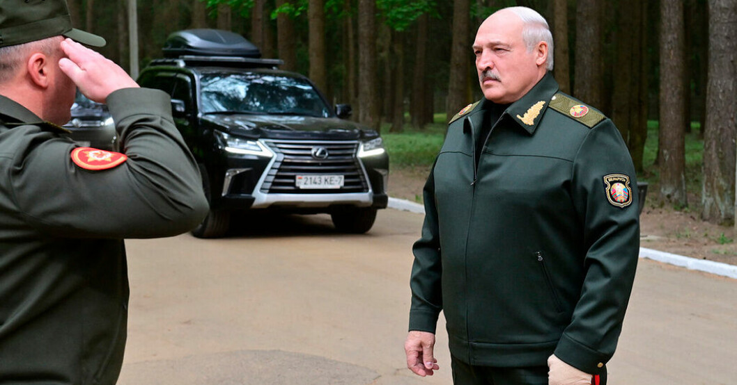 Bilden är publicerad av det belarusiska presidentkansliet på måndagen när Aleksandr Lukasjenko besöker flygvapnets centralkommando. Lukasjenko tillbaka efter sjukdomsspekulationer