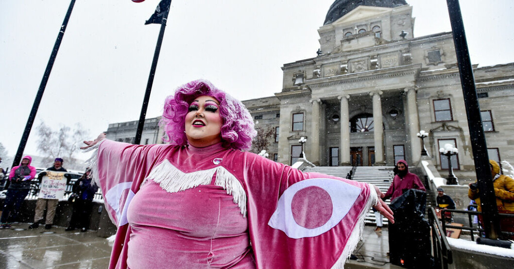 Bilden är tagen under en dragshow i Montana i april som ordnades i protest mot den lag som höll på att träda i kraft. Arkivbild. Dragqueens får inte läsa för barn i Montana