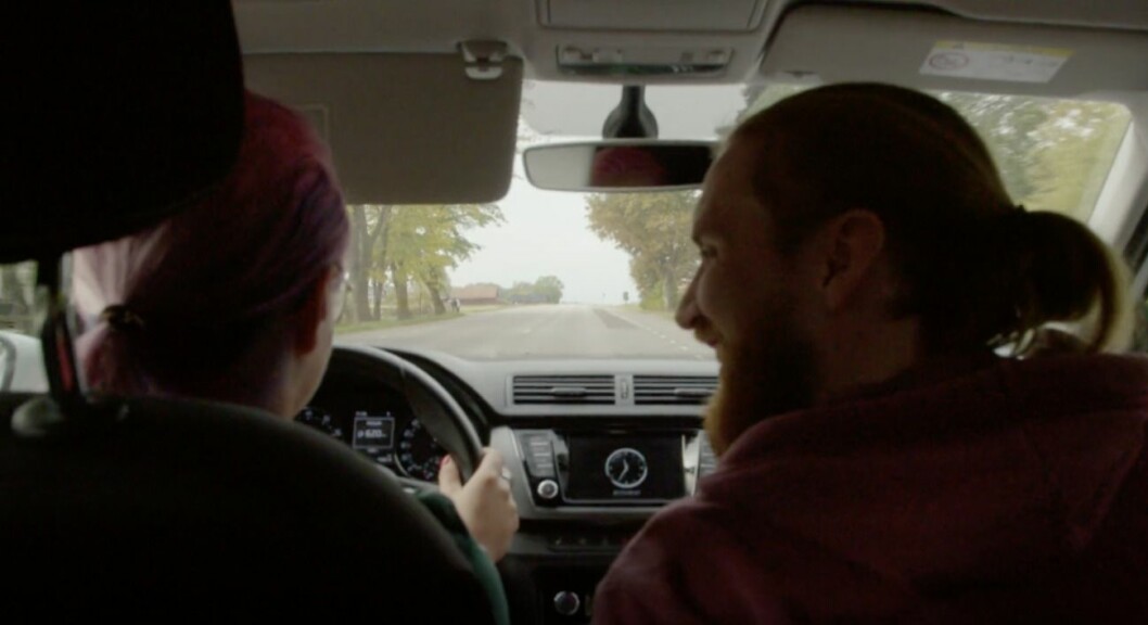 Elina och Albin i bilen tillsammans. FOTO: SVT Elina och Albin i bilen, Gift vid första ögonkastet