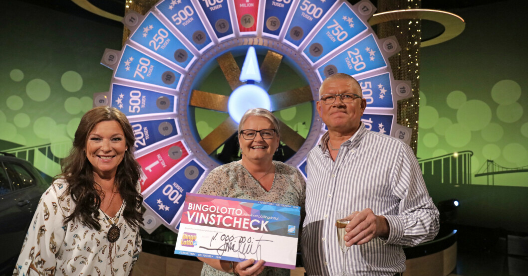 Lotta Engberg, Katarina Losell och Staffan Losell med vinstchecken. Lotta Engberg med Katarina Losell