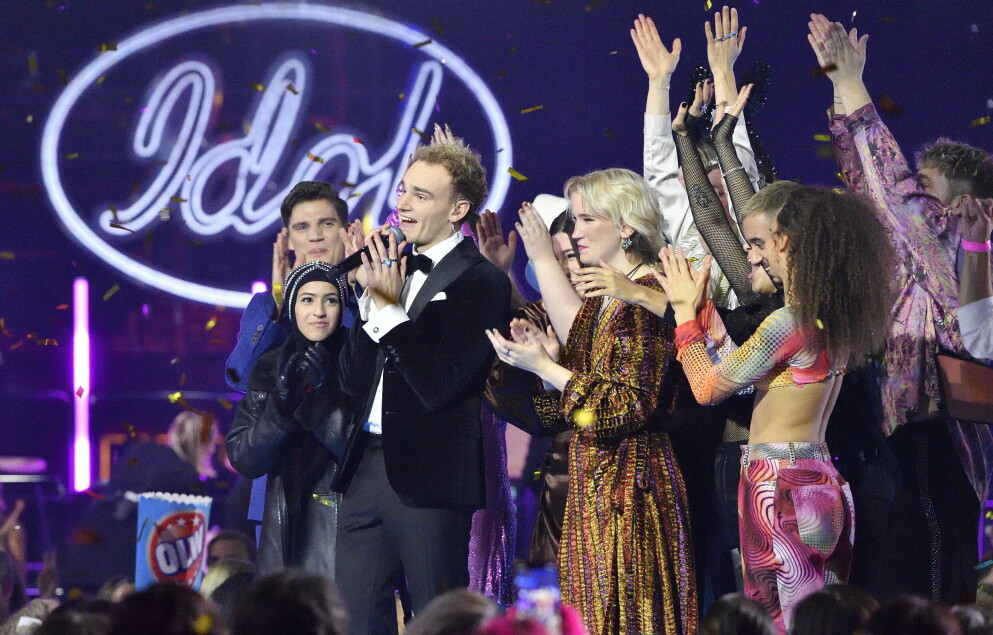 Här framför Birkir vinnarlåten <span class=" italic" data-lab-italic_desktop="italic">Weightless</span> under finalen av Idol 2021, precis efter beskedet om vinsten. Här framför Birkir vinnarlåten Weightless under finalen av Idol 2021, precis efter beskedet om vinsten.