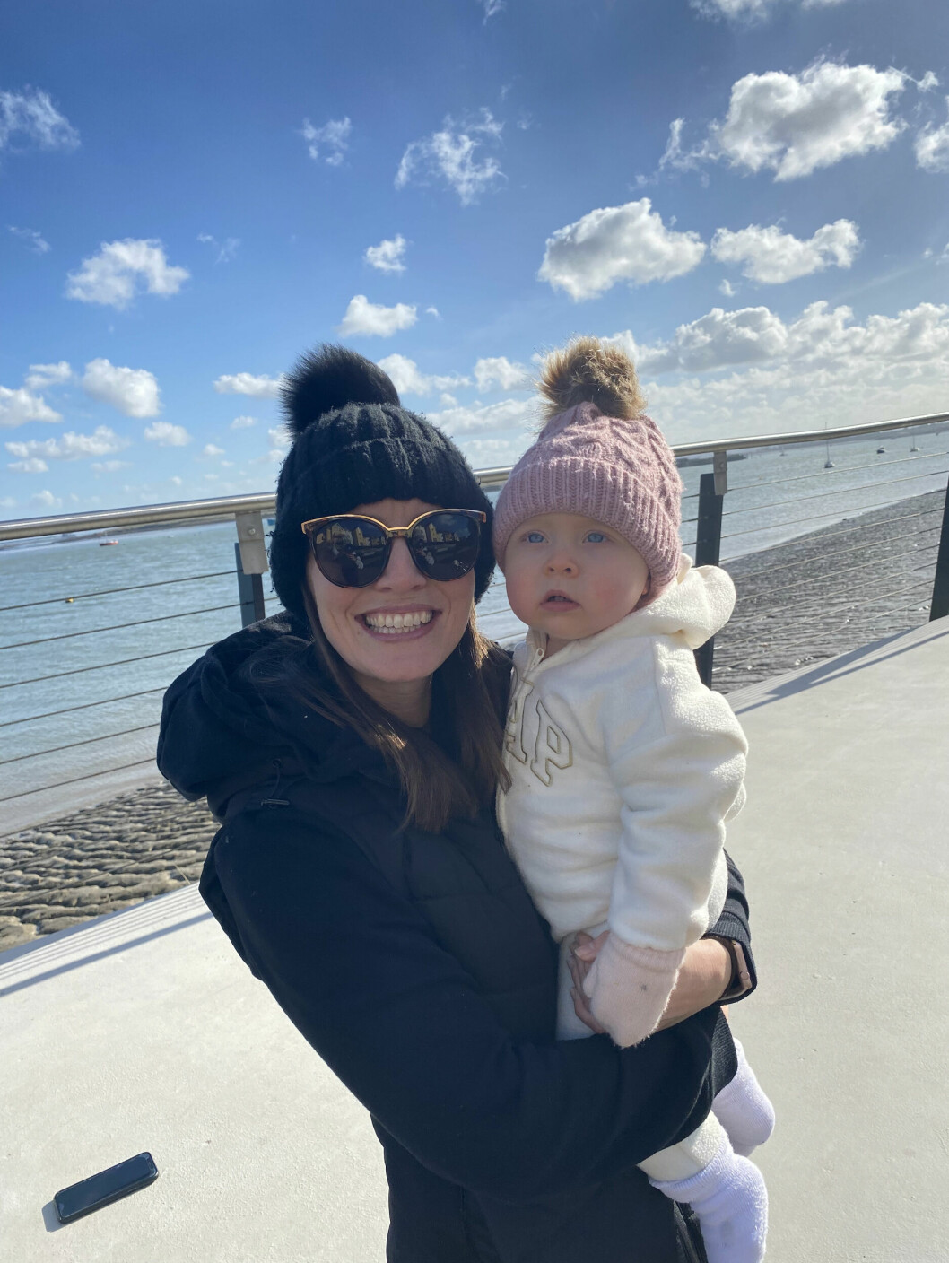 Mamma Sophie Collins, 32, med lilla Mia.
