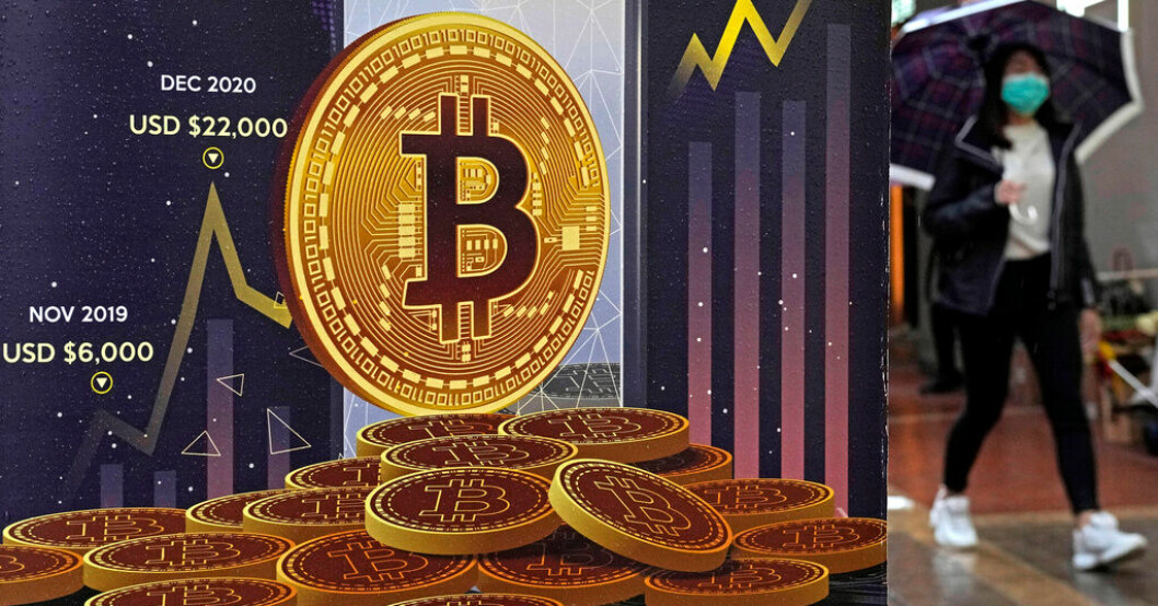 Bitcoin faller tillbaka. Arkivbild. Bitcoin faller tillbaka efter rekordet
