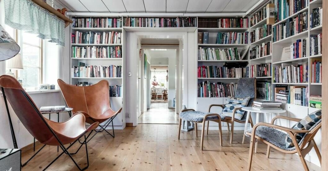 Biblioteket. I bokhyllorna är böcker placerade. Det är oklart hur många Fredrick Federley har läst. Fredrick Federleys gård