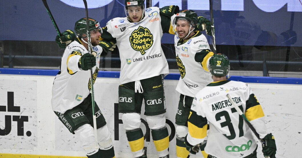 Björklöven jublar efter Scott Pooleys andra mål i segermatchen över Djurgården. Björklöven vände efter Pooleys dubbel