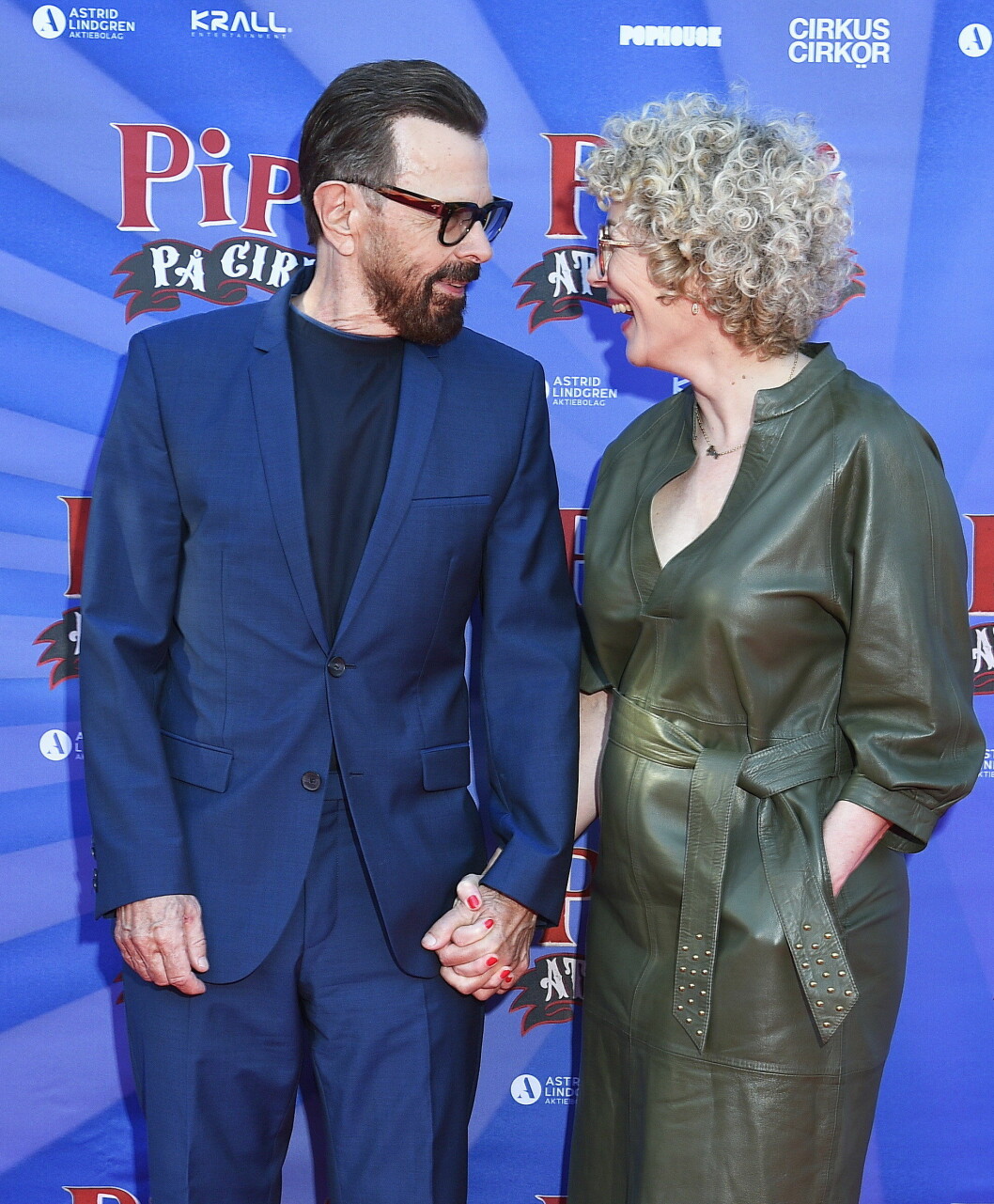 Björn Ulvaeus presenterade nya kärleken Christina Sas på premiären av <span class=" italic" data-lab-italic_desktop="italic">Pippi på Cirkus</span> i somras. De ser så kära ut! Björn Ulvaeus presenterade nya kärleken Christina Sas på premiären av Pippi på Cirkus i somras. De ser så kära ut!