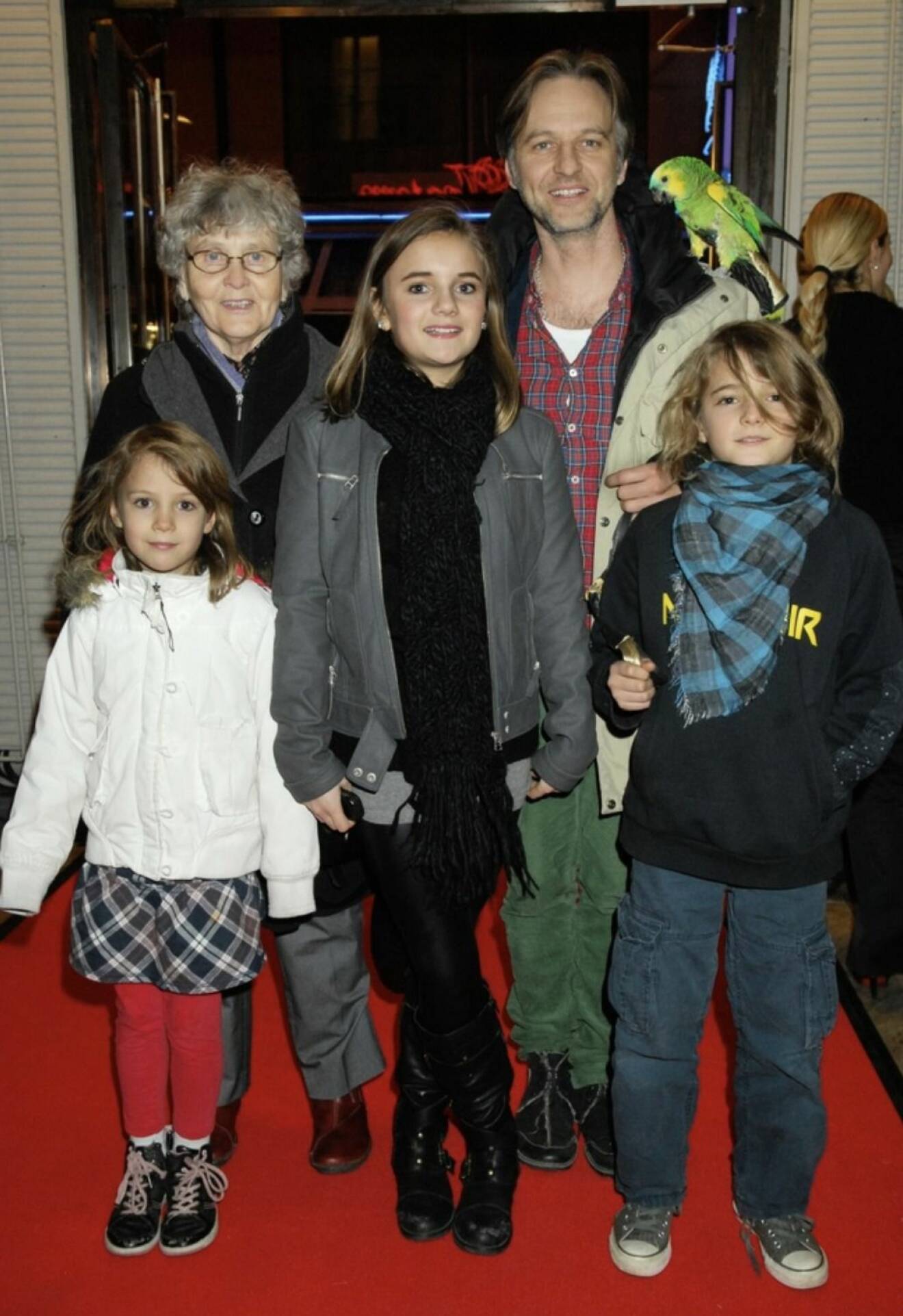 Björn Kjellman med sin mamma och barnen Estrid, Elof och Mirjam, 2009.