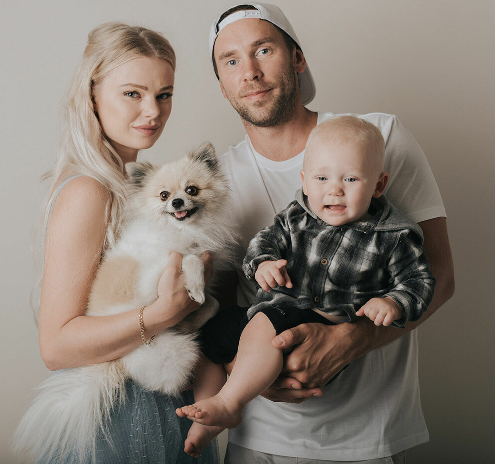 Ellinor med sambon Jimmy, sonen Aaron och hunden Frankie. Ellinor Bjurström med sambon Jimmy, sonen Aaron och hunden Frankie.