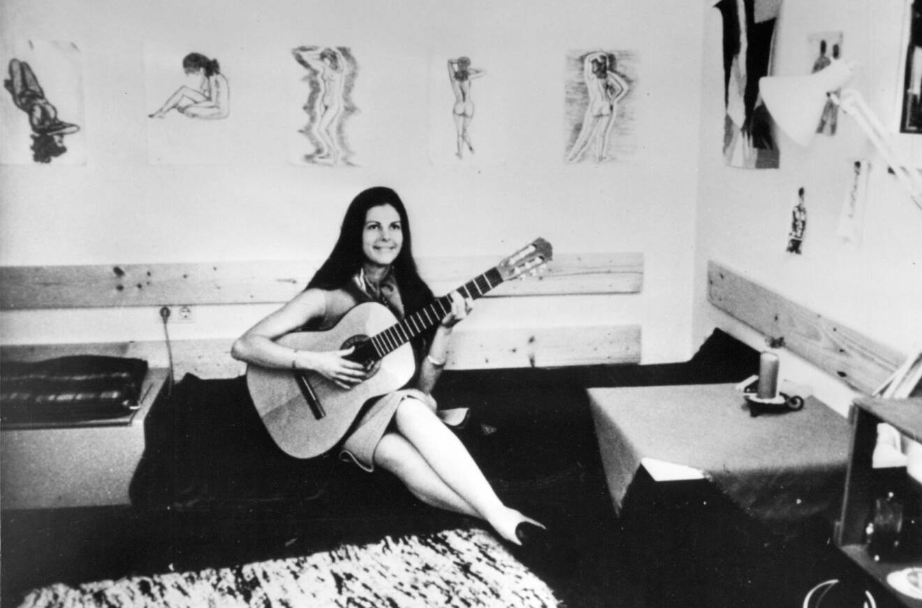Blivande drottning Silvia, drottning Sverige, Silvia Sommerlath spelar akustisk gitarr hemma i lägenheten i Innsbrück.