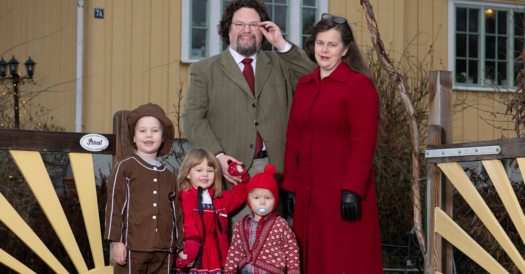 Edward Blom tillsammans med hustrun Gunilla, 50, barnen Melchior, 6, Wilhelmina, 4, Zacharias, 3 Edward Blom och hustrun Gunilla