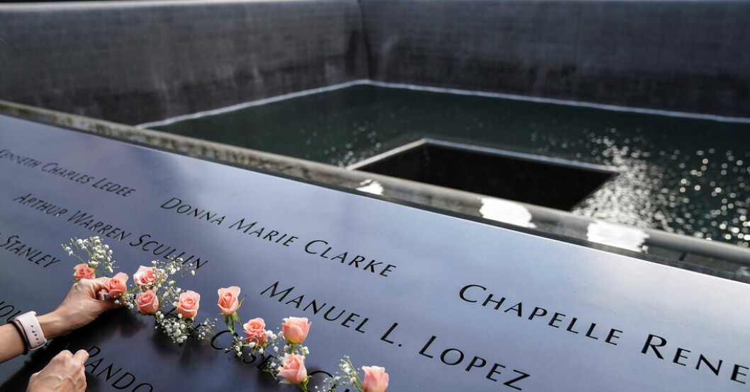 Blommor hedrar offer vid det återuppbyggda området efter 11 september-attacken i New York 2011. Arkivbild. Terroroffer får inte frysta afghanska pengar