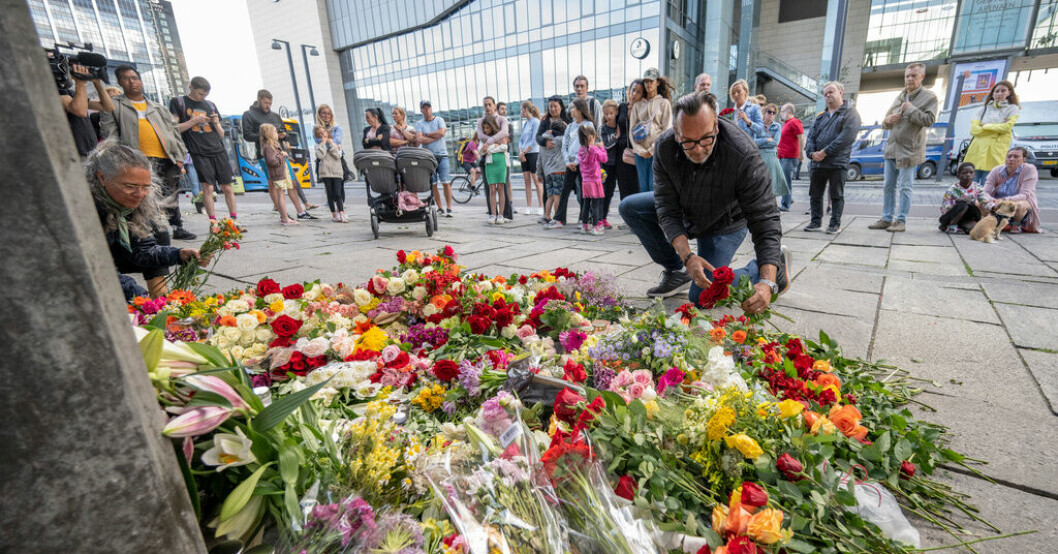 Blommor läggs vid Metrostationen mittemot ingången till köpcentret Fields i Örestad strax utanför Köpenhamn dagen efter skjutningen där tre personer dog. Arkivbild. Döms för masskjutning på danskt köpcentrum