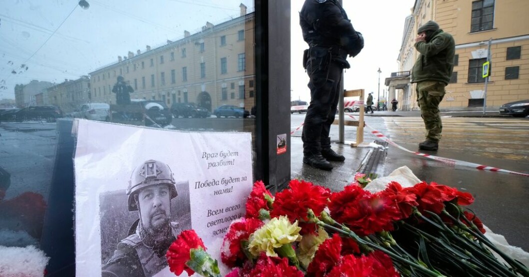 Blommor och en bild på Vladlen Tatarskij i närheten av det kafé i S:t Petersburg där en sprängladdning gick av under söndagen. Ryssland: Ukraina bakom explosionen på kaféet