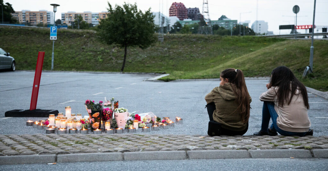 Blommor och ljus på mordplatsen i Norsborg den 2 augusti 2020. Misstänkt för mordet på Adriana kvar i Turkiet