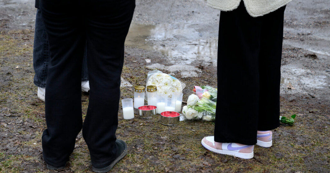 Blommor och ljus på parkeringen utanför gymnasieskolan i Eskilstuna där en man i 20-årsåldern sköts till döds för en dryg vecka sedan. Gängkonflikt nedgraderades kort före mord