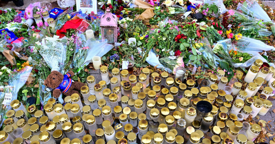 Blommor och ljus på platsen där en man knivmördades i Oskarshamn i september. Arkivbild. Kräver livstid för rånmord i Oskarshamn