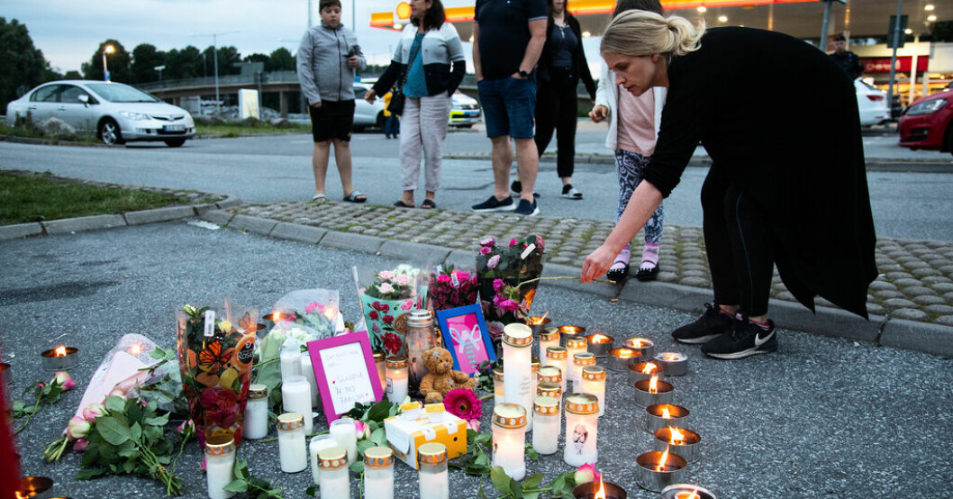 Blommor och ljus på platsen där tolvåriga Adriana sköts till döds i augusti 2020. Arkivbild. Mördade av misstag: Mammor, pappor och barn