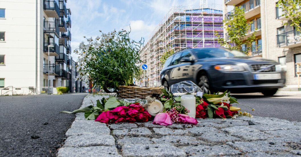 Blommor på den plats där två personer blev påkörda i juli 2022 i Göteborg. Mamman kördes ihjäl – åklagaren yrkar livstid