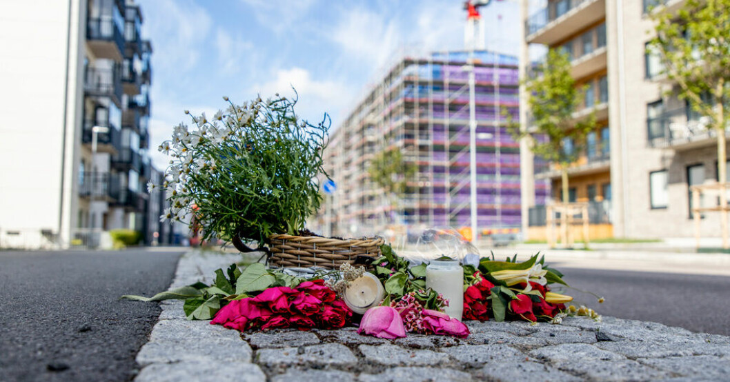 Blommor på den plats där två personer blev påkörda i somras. En kvinna i 40-årsåldern omkom och hennes man skadades svårt. Arkivbild. Bilmordet: "Inget med romsk kultur att göra"