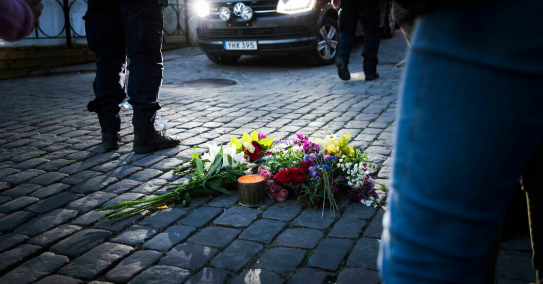 Blommor på platsen i Visby där Ing-Marie Wieselgren knivmördades under Almedalsveckan. Arkivbild. Almedalen får konstverk i Wieselgrens anda