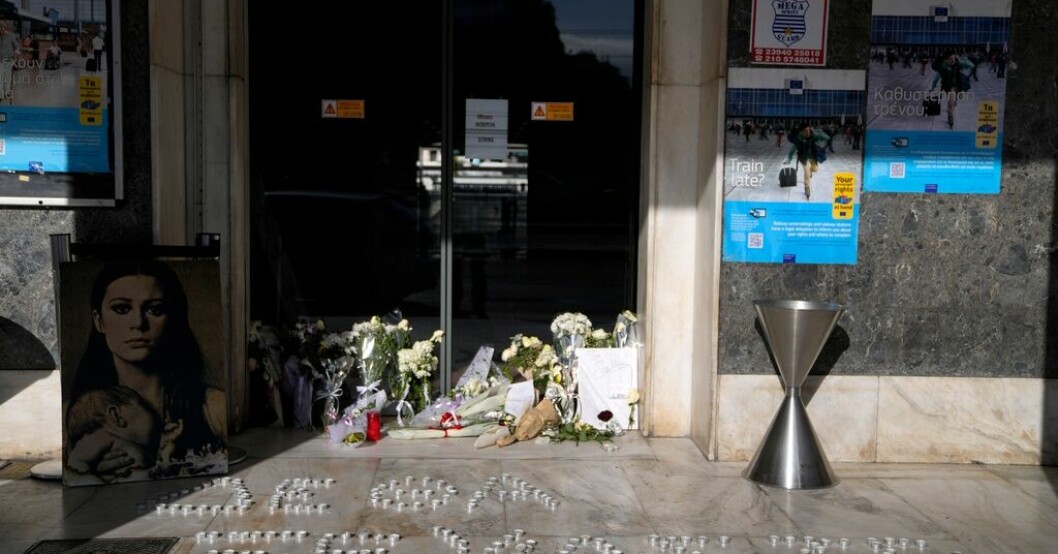 Blommor utanför centralstationen i Aten, Grekland. Arkivbild. Grekiska journalister strejkar efter tågolycka
