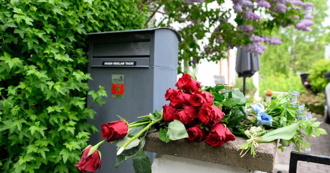 Blommor utanför huset i Stockholmsförorten Mälarhöjden där en kvinna i 40-årsåldern och ett barn i femårsåldern dog efter att ha attackerats med kniv. Arkivbild. Hovrätten fastställer dom för dubbelmord