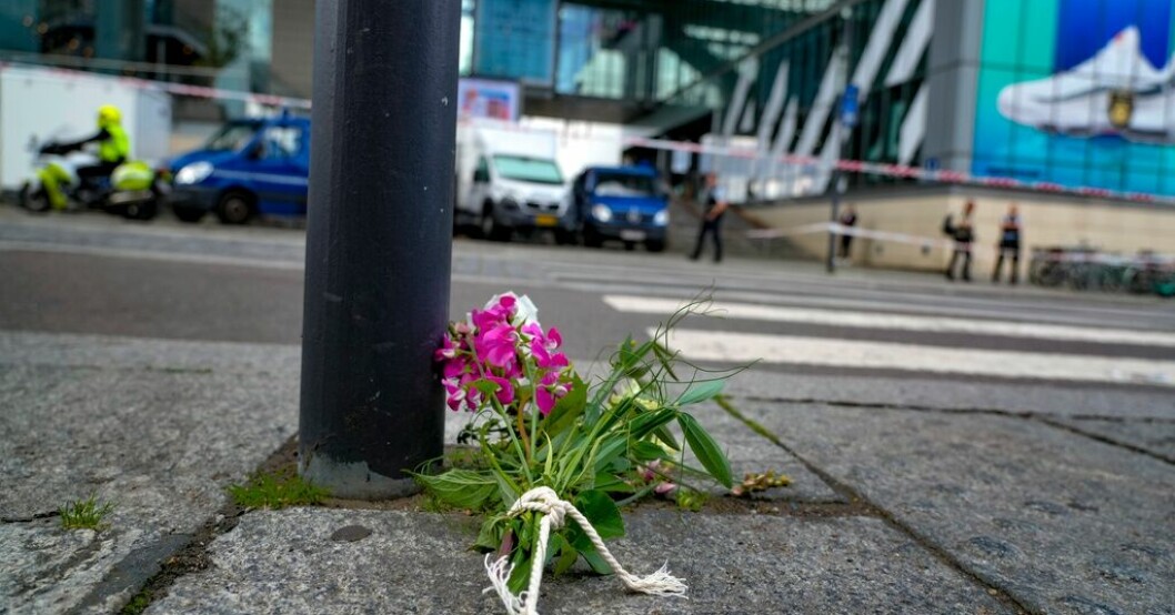 Blommor utanför köpcentret Field's i Köpenhamn efter dådet där förra sommaren. Danmark vill försvåra för psyksjuka att få vapen