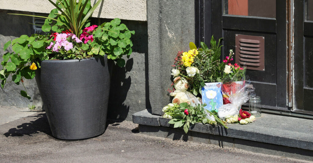 Blommor utanför porten där en pojke föll ner i ett hisschakt och senare avled av sina skador. Larm om risk med äldre hissar innan olyckan