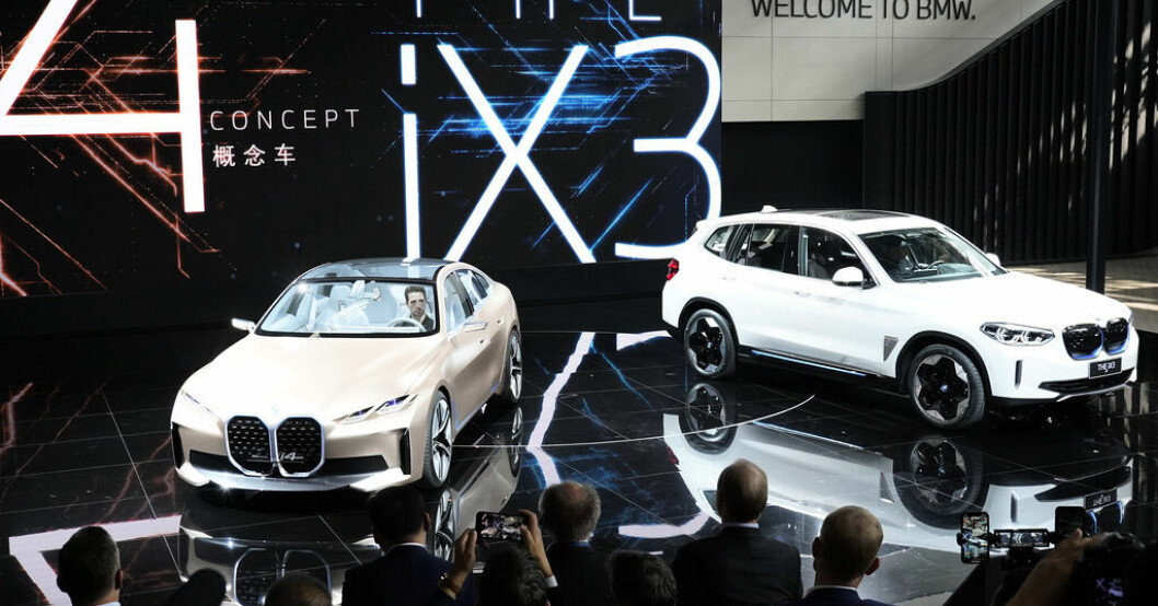 BMW visar upp sina modeller vid bilmässan i Peking. Arkivbild. Kraftigt vinstlyft för BMW