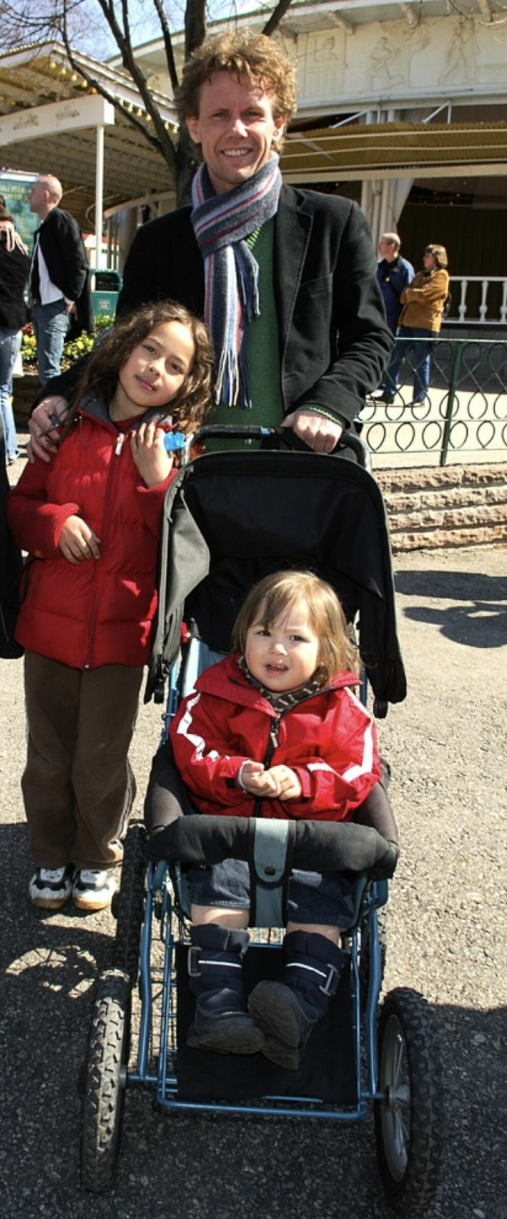 Bo, Nim och Nona på Gröna Lund år 2005. Bo Sundström med döttrarna Nim och Nona