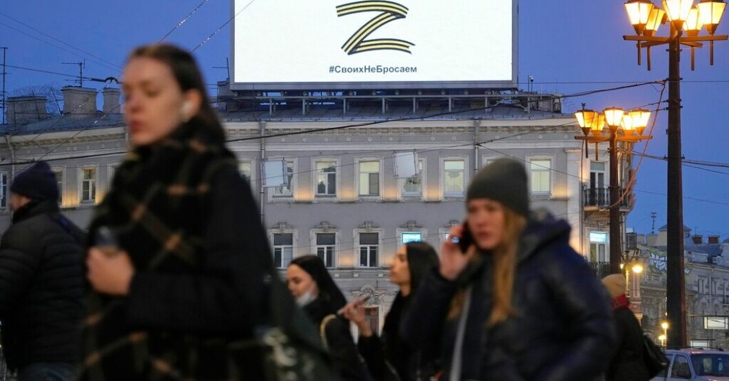 Bokstaven "Z" har blivit en enkel stödsymbol för Rysslands krig och tar stor plats i den statliga propagandan. Här lyser den över en gata i centrala S:t Petersburg i rusningstrafiken, i mars förra året. Arkivbild. Det kan bli ryska propagandans nästa drag