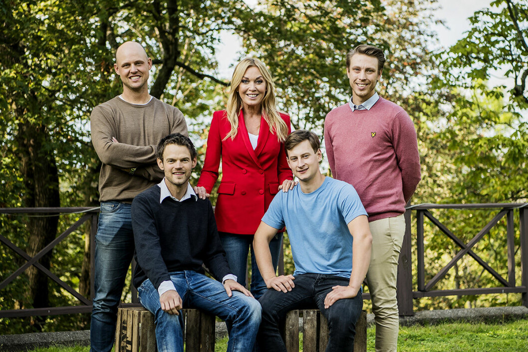 Årets utvalda bönder: Bakre raden från vänster: Köttbonden Jimmy Olofsson, programledaren Linda Lindorff, mölkbonden Pelle Hansson Ed. Främre raden från vänster: Mjölkbonden Alexander Andersson, getbonden Oscar Fjärrstrand.