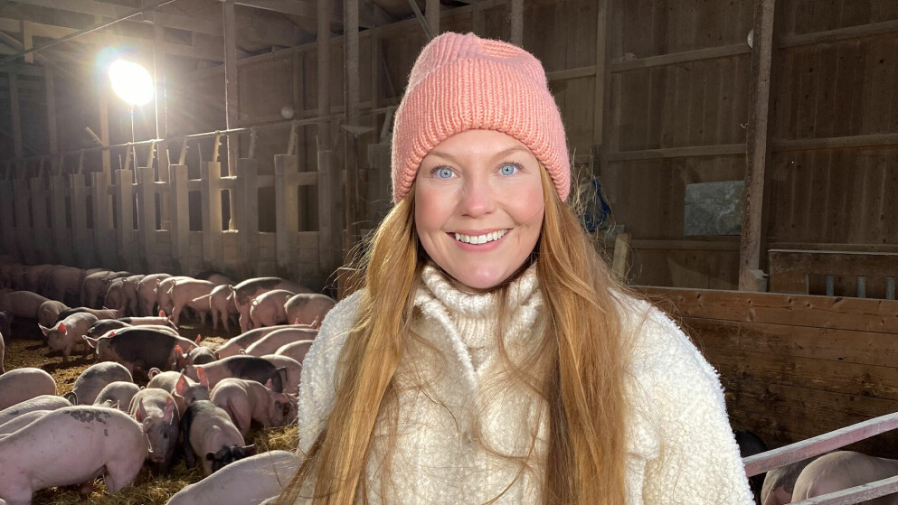 Jenny Pettersson. Grisbonden Jenny Pettersson från Norrtälje med sina grisar