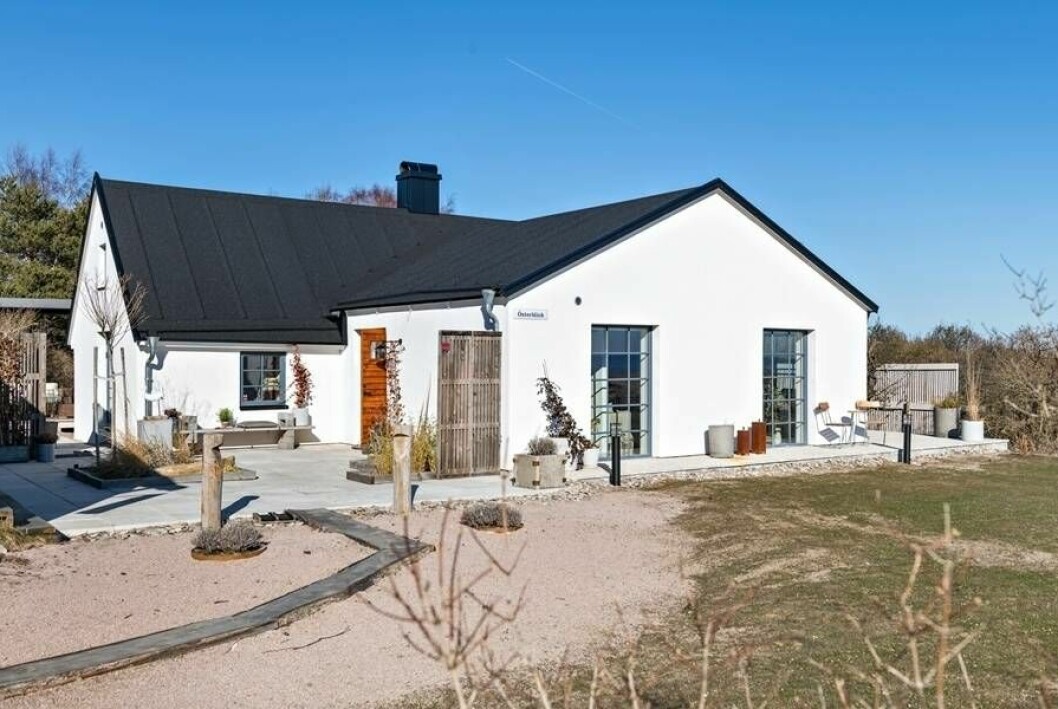 Boningshuset, som totalrenoverades under Ernst sommarsäsong, har anor från tidigt 1800-tal. Boningshuset, som totalrenoverades under Ernst sommarsäsong, har anor från tidigt 1800-tal.