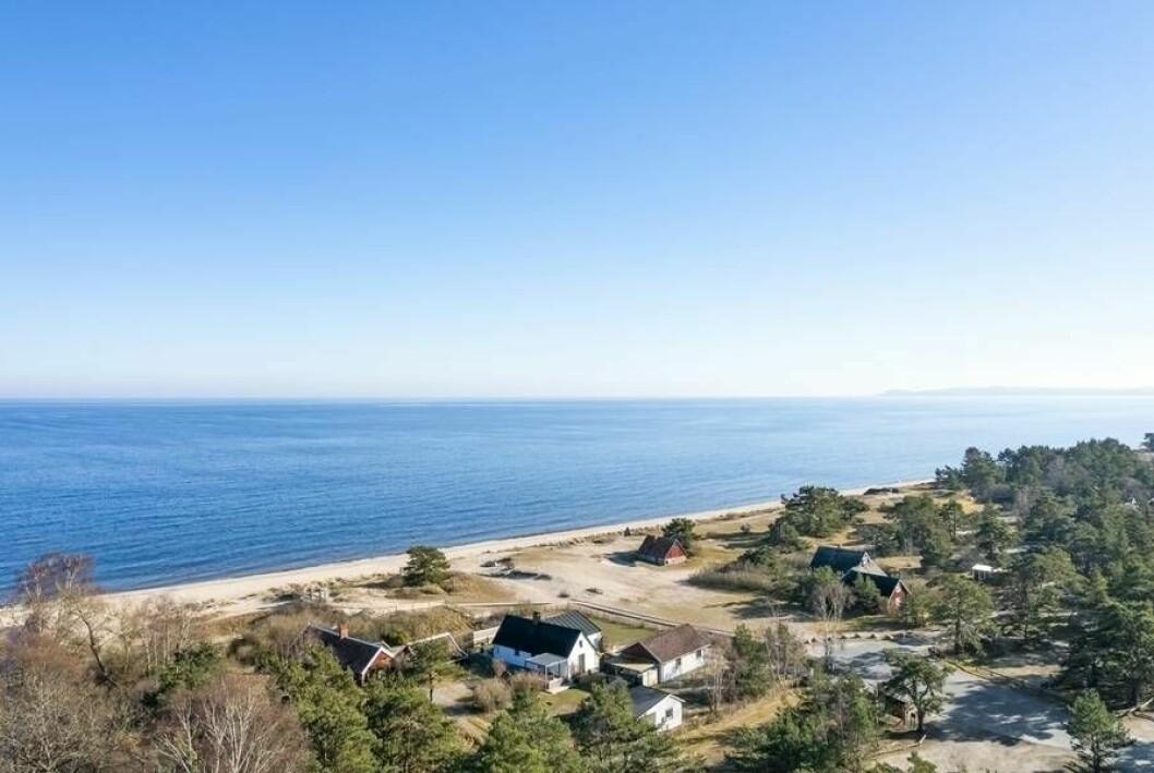 Boningshuset och de friliggande uthusen ligger på en drygt 1300 kvadratmeter stor tomt belägen vid havet. Fantastisk vy att vakna upp till! Boningshuset och de friliggande uthusen ligger på en drygt 1300 kvadratmeter stor tomt belägen vid havet. Fantastisk vy att vakna upp till!