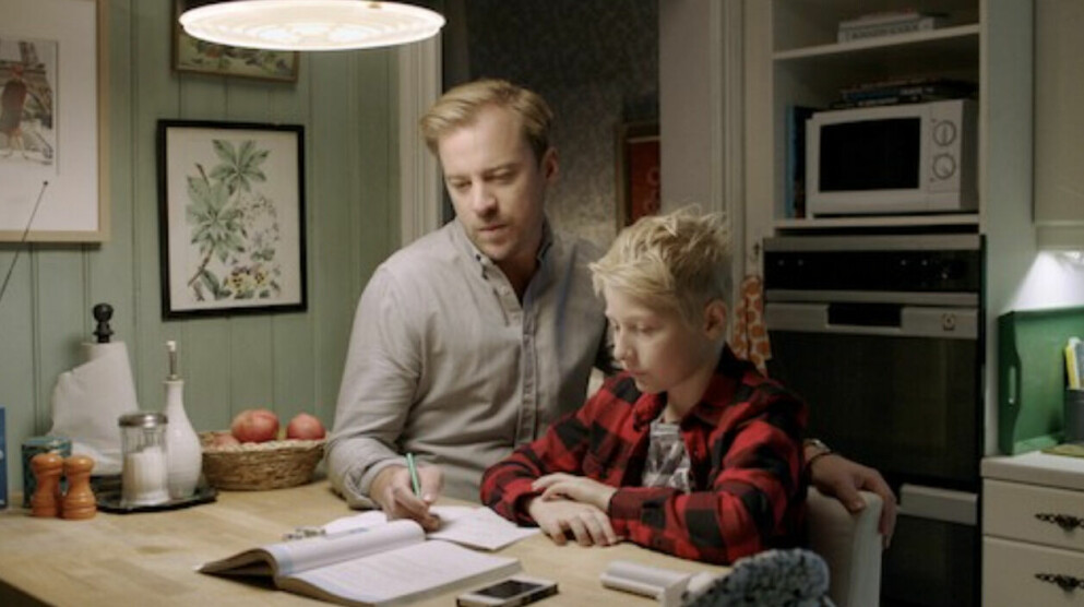 Erik ”Jerka” Johansson och Frank Dorsin i <span class=" italic" data-lab-italic_desktop="italic">Bonusfamiljen</span>. Erik Johansson spelar rollen som Patrik som läser läxor med Eddie som spelas av Frank Dorsin