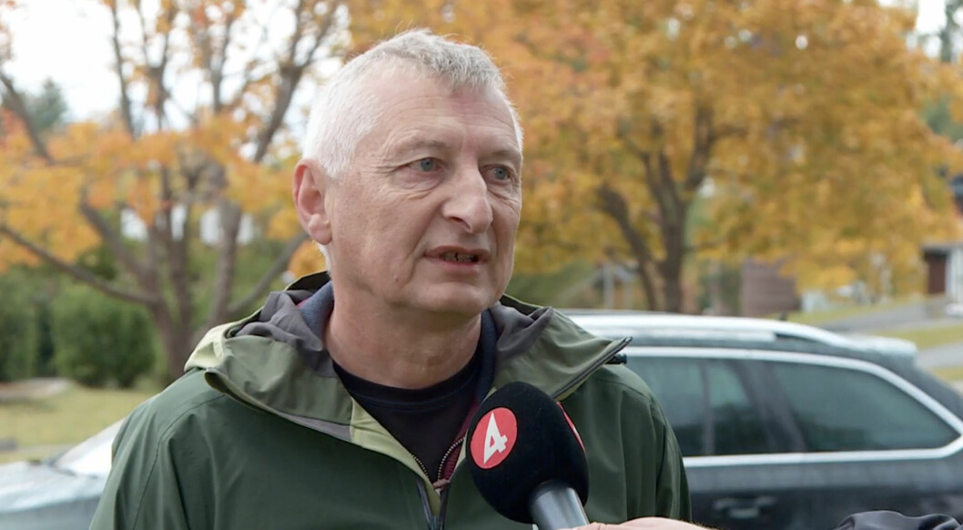 Börje Hoflin, uppdragschef på Östersunds kommun tycker att det är tråkigt att Barbro har förlorat nästan hela sin pensionshöjning. Börje Hoflin står framför en bil och träd med orangegula löv.