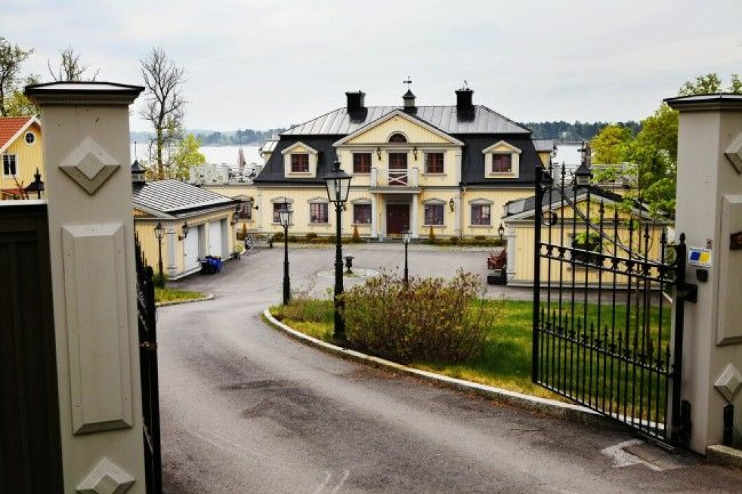 Börje Salming bodde här med familj i fastigheten och sjötomten i Karlsudd i Vaxholm innan han sålde det.